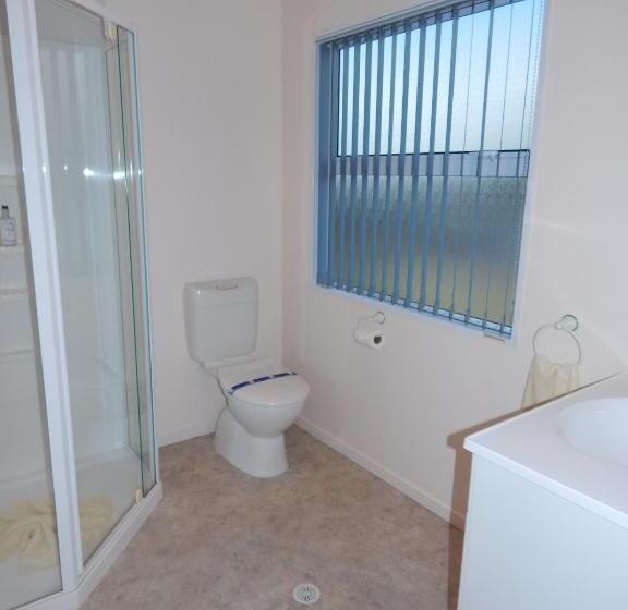 스탠다드 스튜디오, Avenue Heights Motel