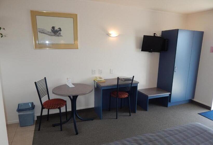 스탠다드 스튜디오, Avenue Heights Motel