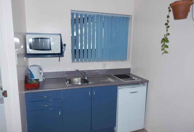 스탠다드 스튜디오, Avenue Heights Motel