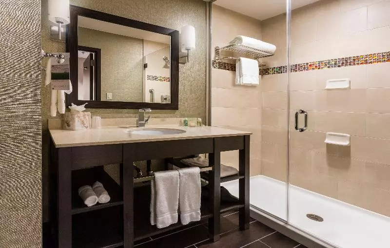 キングサイズベッドのスイートルーム, Crowne Plaza Shenandoah   The Woodlands