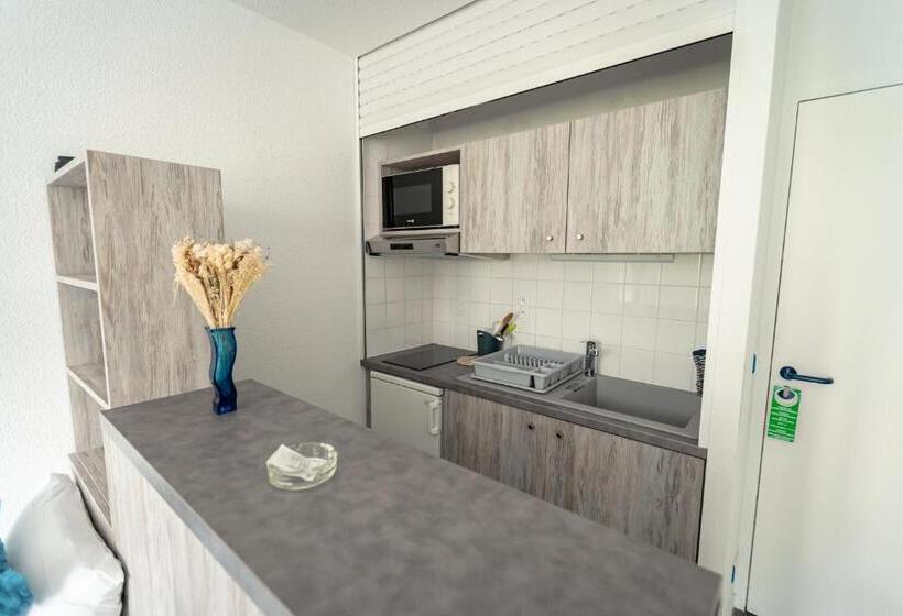 דירת חדר סופריור, Mercedes