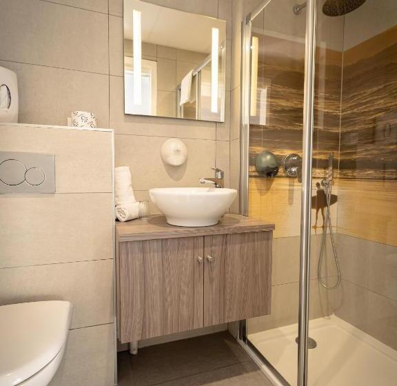 חדר סופריור יחיד, Mercedes