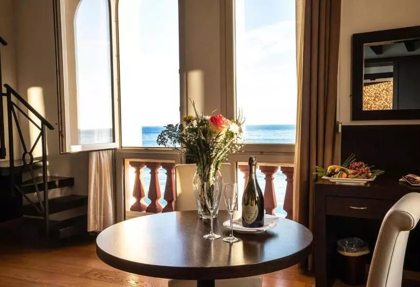 سوییت سوپریور, Villa Eva Beach