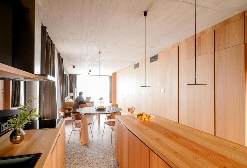 高级套房带海景, Osmolis