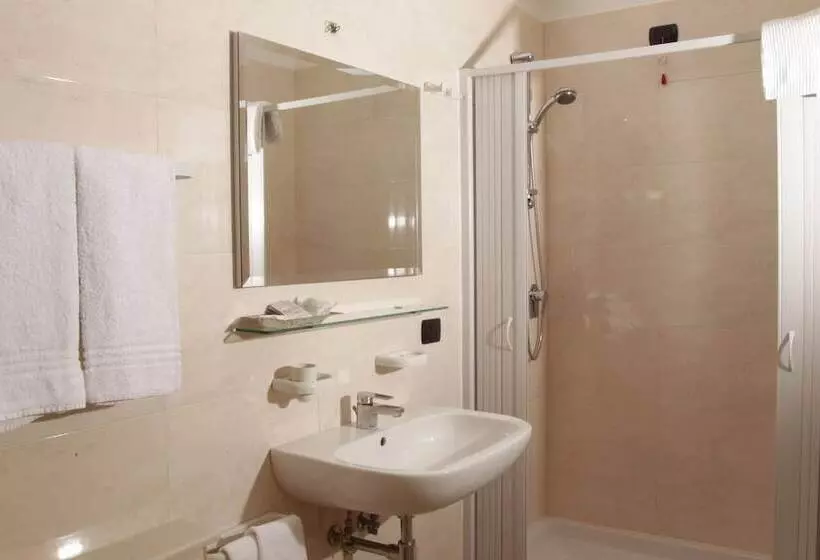 اتاق استاندارد چهار تخته با چشم‌انداز دریا, Club Bellavista