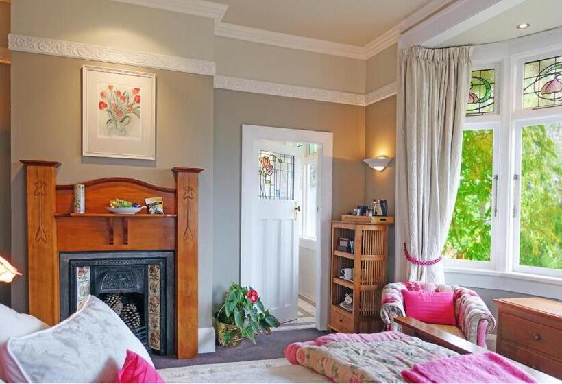 Номер Стандарт Вид на Сад, Dyers House