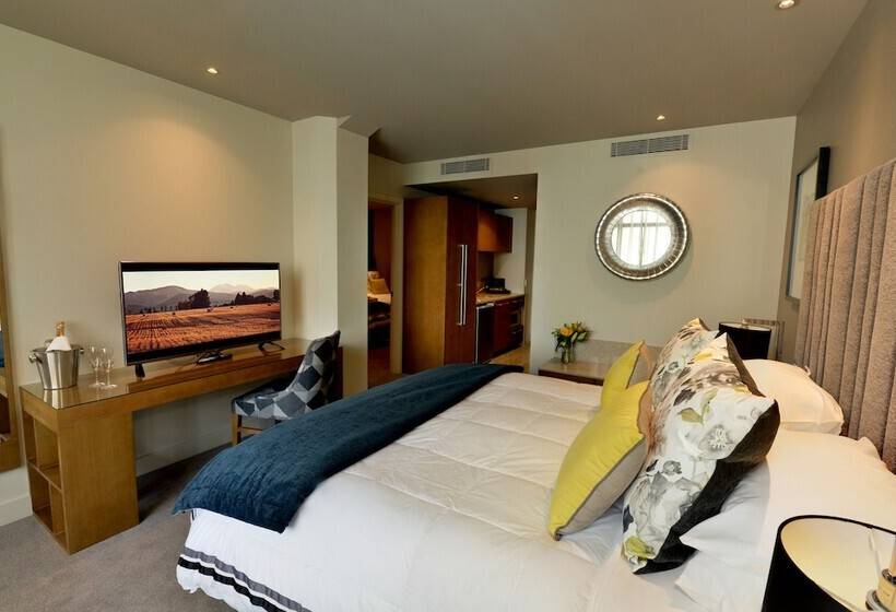 スタンダードスタジオ, Distinction Dunedin