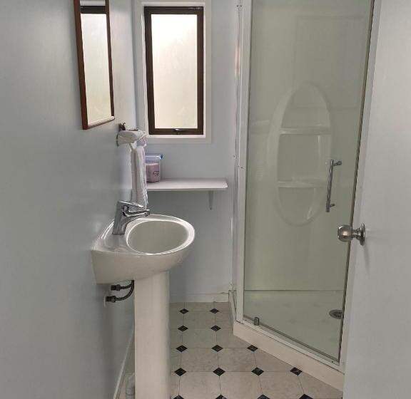 Номер Стандарт, Opononi Lighthouse Motel