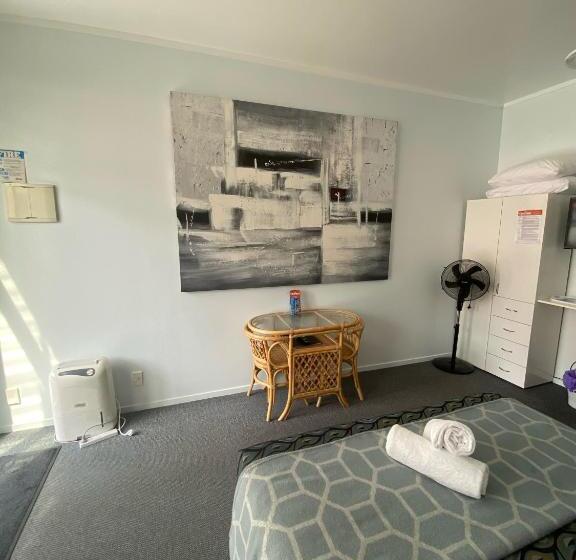 Номер Стандарт, Opononi Lighthouse Motel