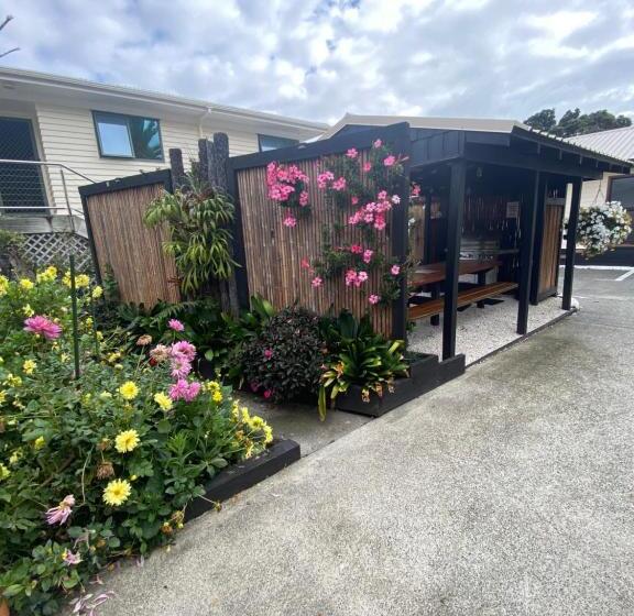 Номер Стандарт, Opononi Lighthouse Motel