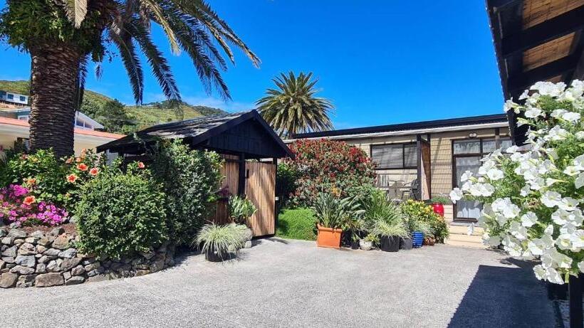 Номер Стандарт, Opononi Lighthouse Motel