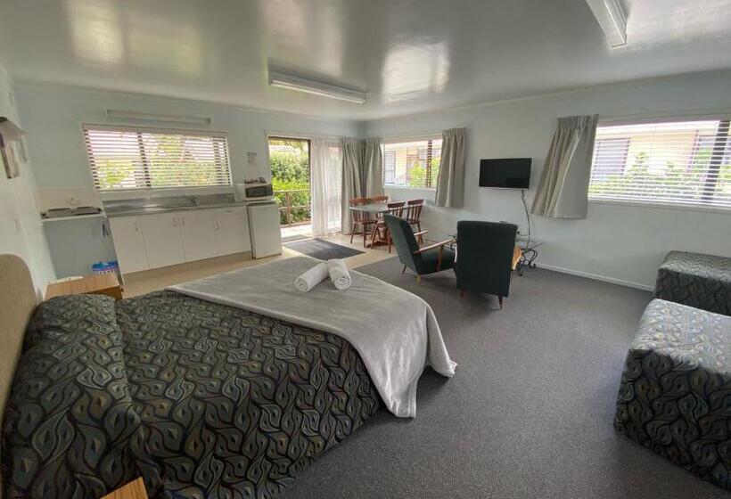 Студия Стандарт, Opononi Lighthouse Motel