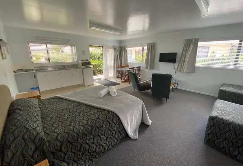Standard-studio, Opononi Lighthouse Motel