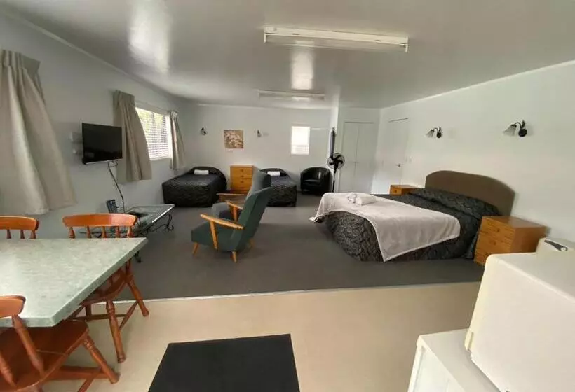 Standard-studio, Opononi Lighthouse Motel