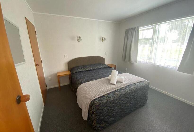 Семейный Номер, Opononi Lighthouse Motel