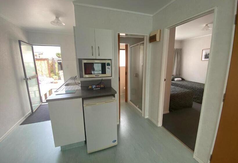 Семейный Номер, Opononi Lighthouse Motel