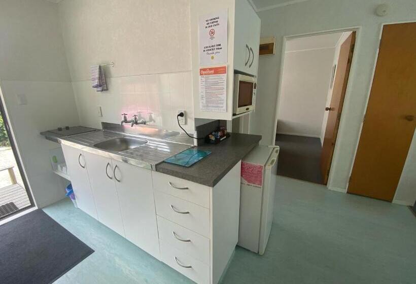 Семейный Номер, Opononi Lighthouse Motel