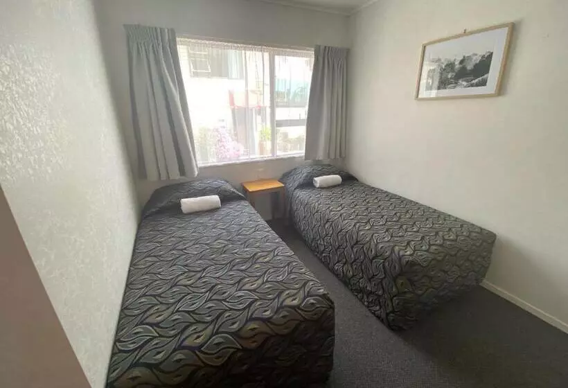 Perhehuone, Opononi Lighthouse Motel