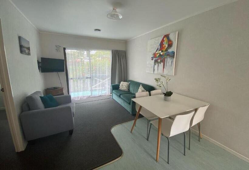 Семейный Номер, Opononi Lighthouse Motel