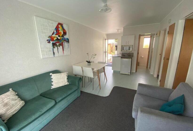 Семейный Номер, Opononi Lighthouse Motel