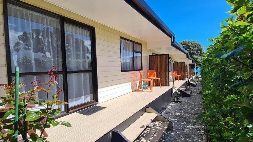 Семейный Номер, Opononi Lighthouse Motel