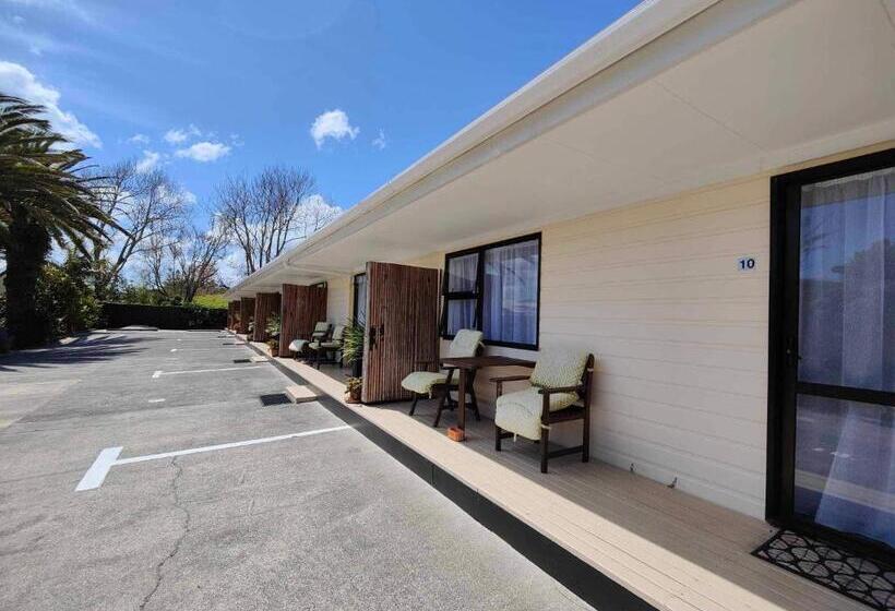 Номер Стандарт, Opononi Lighthouse Motel