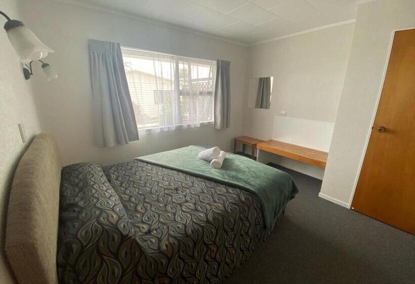 Номер Стандарт, Opononi Lighthouse Motel