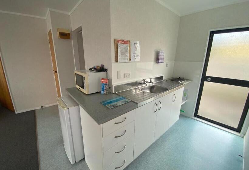 Номер Стандарт, Opononi Lighthouse Motel