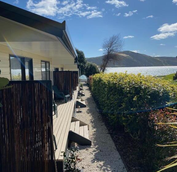 Семейный Номер, Opononi Lighthouse Motel