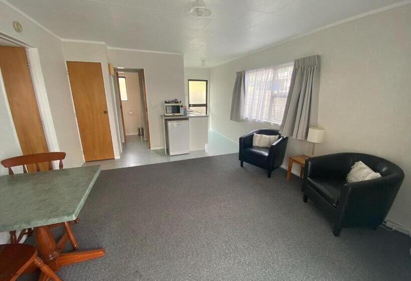 Номер Стандарт, Opononi Lighthouse Motel