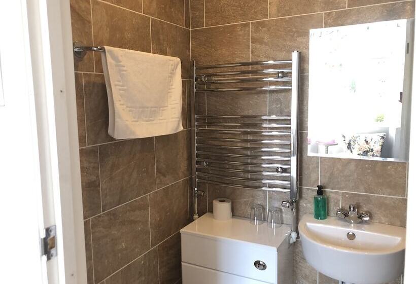 اتاق راحتی سه تخته, Allison House 16