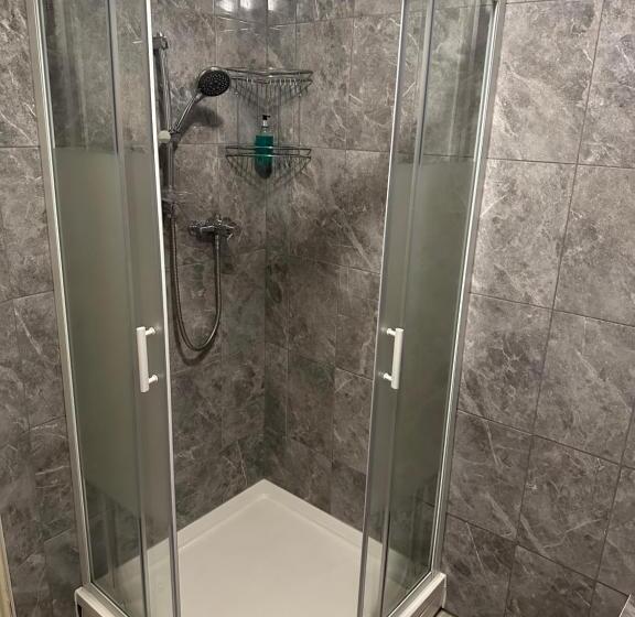 اتاق عادی, Allison House 16