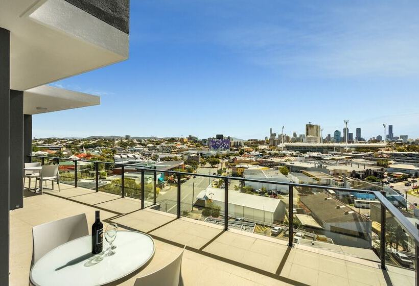 דירת שלושה חדרים, Quest Woolloongabba