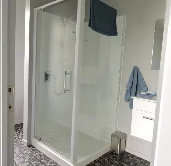 バス共有のスタンダードルーム, The Reservation B&b