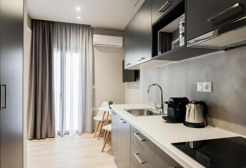 스탠다드 스튜디오, Wyz Piraeus