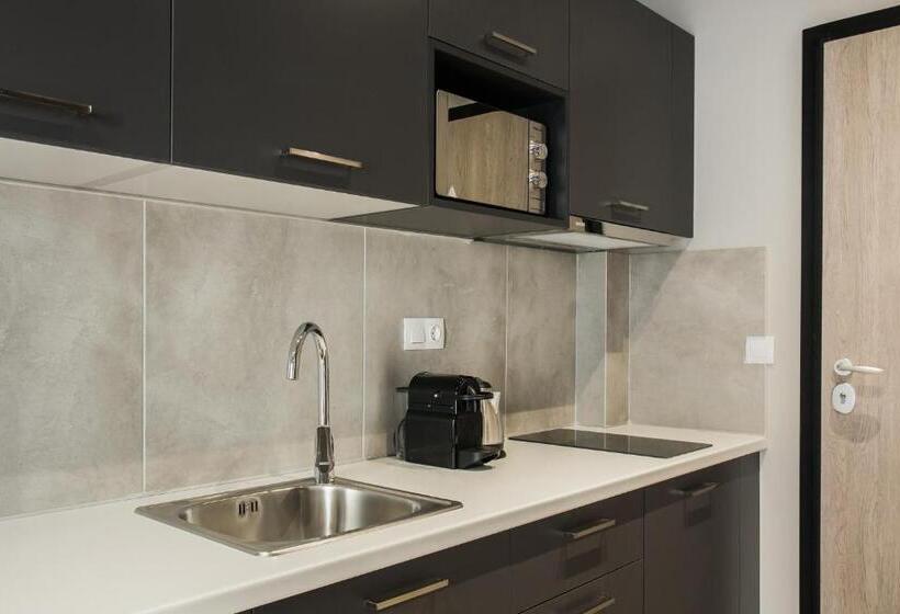 스탠다드 스튜디오, Wyz Piraeus