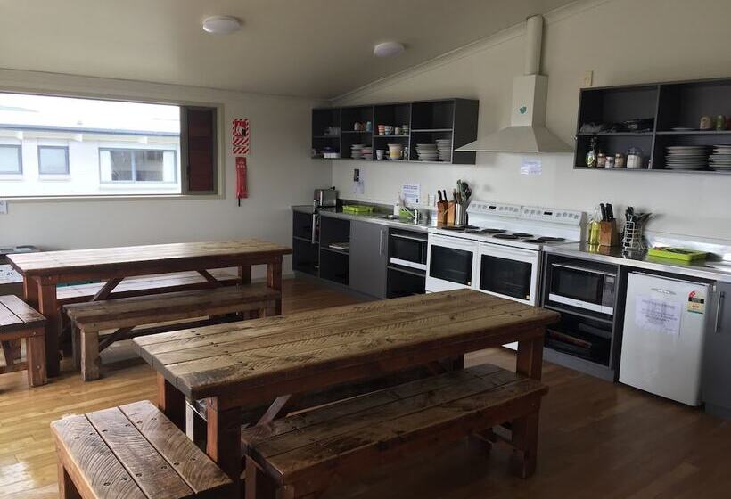 Кровать в Общей Комнате, Tiki Lodge Backpackers