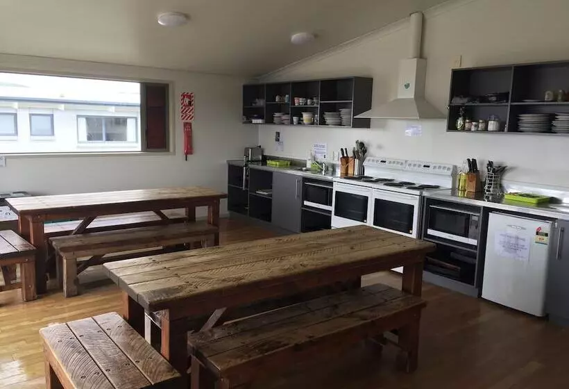 تختخواب در اتاق مشترک, Tiki Lodge Backpackers