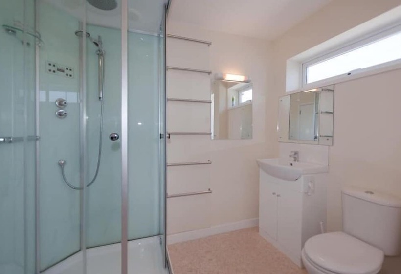 جناح 3 غرف نوم, King Arthurs Arms