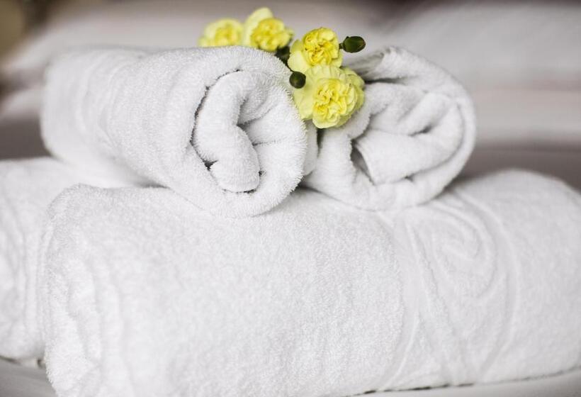 Standard room with outdoor bath, King Arthurs Arms