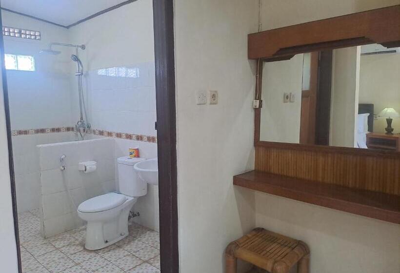 בקתה סופריור, Lovina Beach