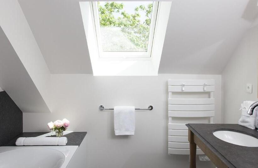 スイート, Manoir De Surville