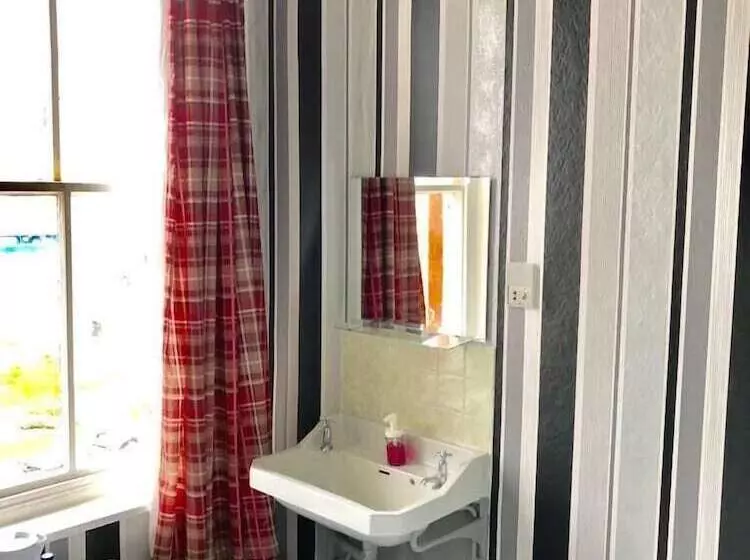 اتاق خانوادگی با سرویس بهداشتی مشترک, The Mews Inn