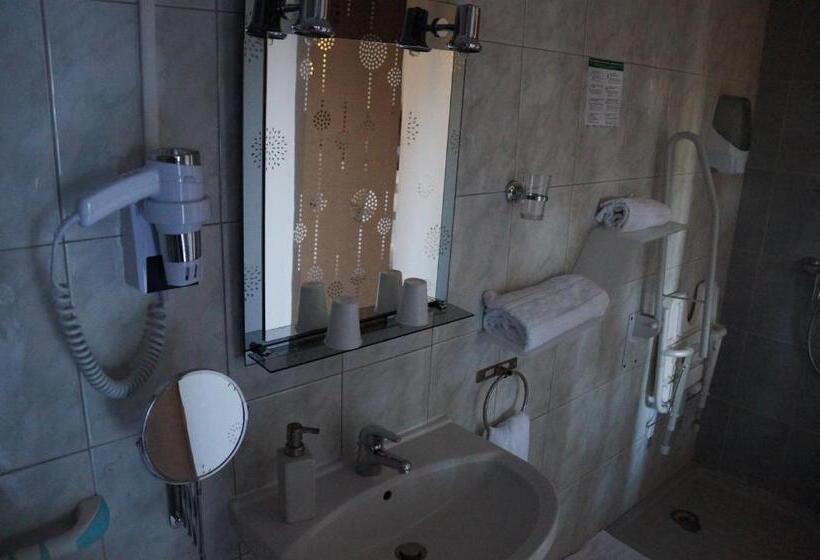 اتاق استاندارد برای معلولان, Ylang Ylang