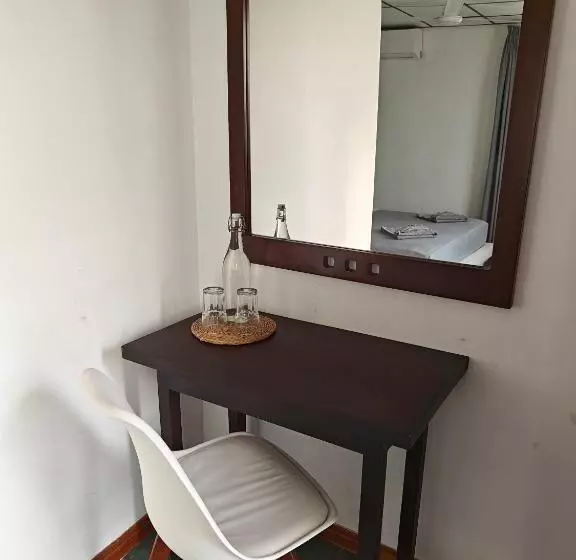 اتاق استاندارد با بالکن و چشم‌انداز دریا, Palmyrah Residencies