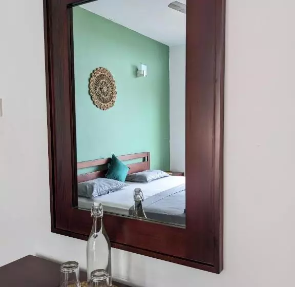 اتاق استاندارد با سرویس بهداشتی مشترک, Palmyrah Residencies