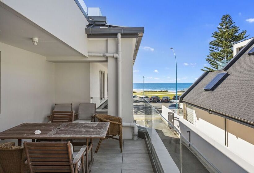 2침실 아파트 측면 바다 전망, Pavilion Beachfront Apartments