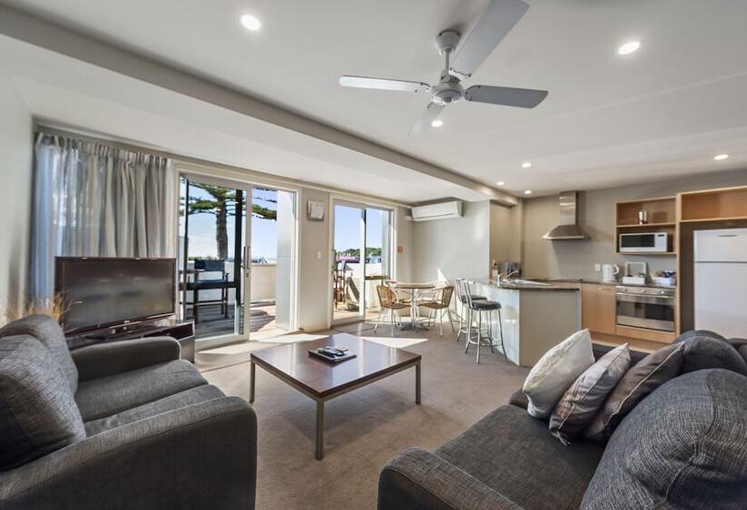 2침실 아파트 측면 바다 전망, Pavilion Beachfront Apartments