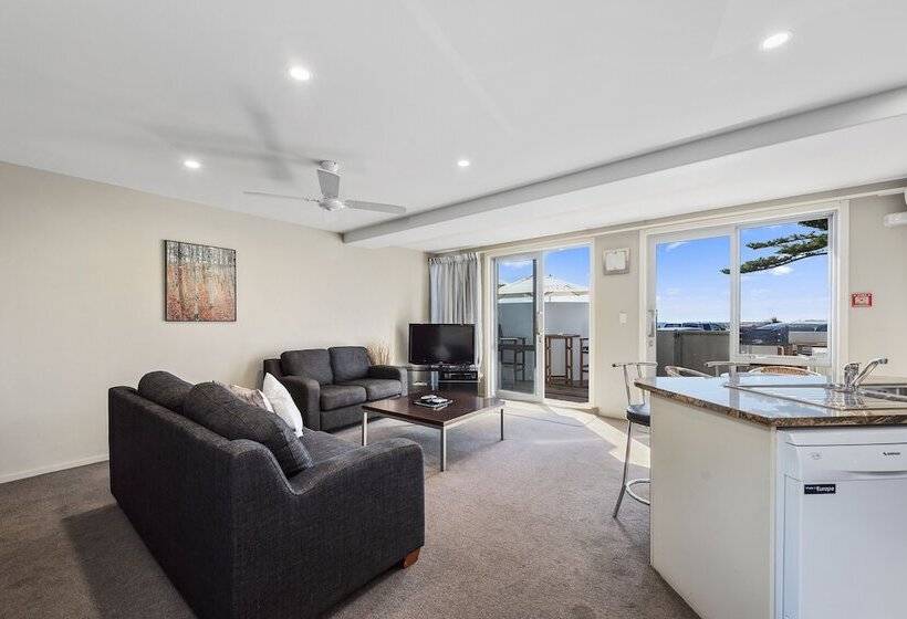 2침실 아파트 측면 바다 전망, Pavilion Beachfront Apartments