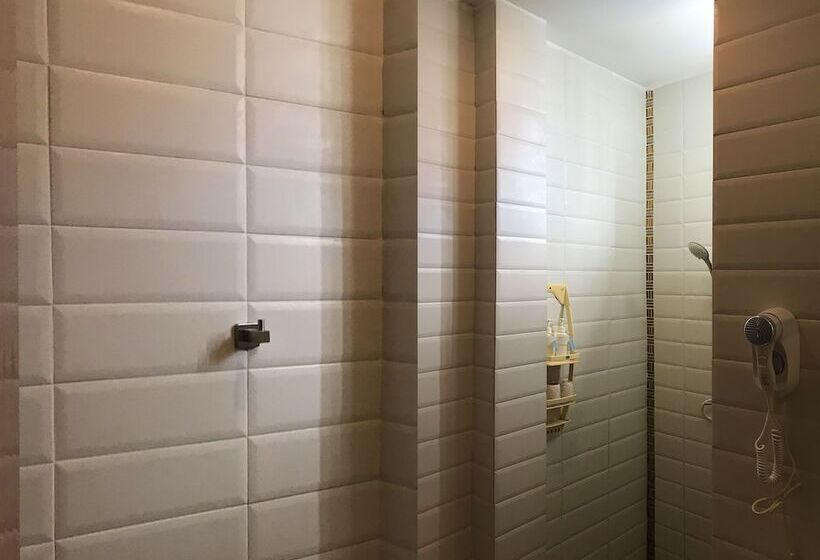 غرفة قياسية, Sidewalk Boutique